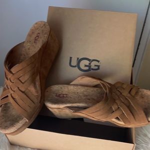 UGG platform sandal